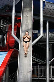 Jörg Wund macht den Kamikaze Rutschentest (Foto: Therme Erding)